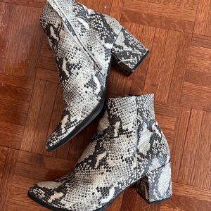 Elegant Snakeskin Patterned Heeled Boots